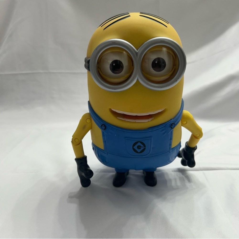 Universal Studios/ Thinkway Toys 8" DM-2 Minion Dave Electronic Figure